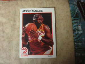 復古NBA Hoops交易卡，Moses Malone身穿紅色球衣手持籃球。