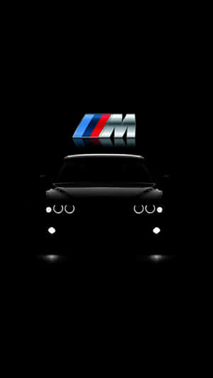 BMW M車輪廓在黑色背景上帶有發光的車頭燈和標誌