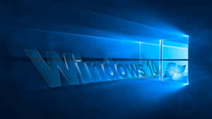 Windows 10 標誌透過玻璃窗被藍光照亮。