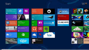 Windows 8 開始畫面，顯示應用程式、新聞和天氣的動態磚。