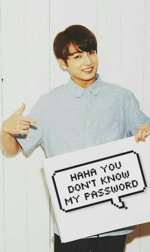 年輕男子舉著像素化牌子，上面寫著「HAHA YOU DON'T KNOW MY PASSWORD」