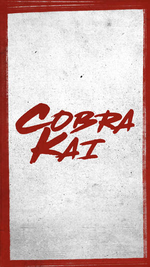 紅色「Cobra Kai」標題文字，位於有紋理的白色背景上，帶有紅色邊框。