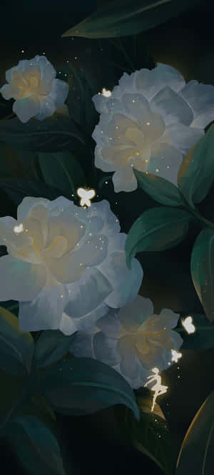 夜間深綠色葉叢中帶有蝴蝶的白色發光花朵。