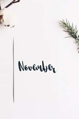 白色背景上以黑色草書寫著「November」，並配有棉花和迷迭香枝條。