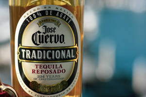 Jose Cuervo 龍舌蘭酒瓶特寫，金色液體和詳細標籤。