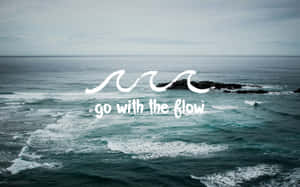 海浪拍打岩石，文字 go with the flow — 美學筆電 壁紙