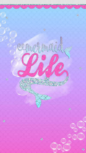 閃閃發光的美人魚尾巴，在氣泡漸變背景上寫有「Mermaid Life」文字。