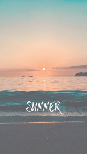 海上的夏日夕陽，沙灘上有白色文字