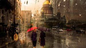 兩個人拿著雨傘走過歷史悠久的圓頂建築附近被雨水浸濕的城市街道。