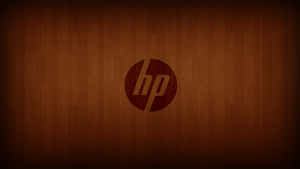 HP 標誌在帶有漸變照明的木質背景上。