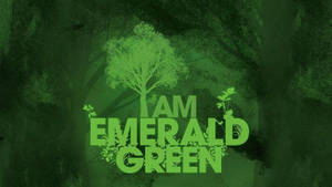 一棵發光的翡翠綠色樹，在黑暗的森林中帶有文字 I AM EMERALD GREEN。