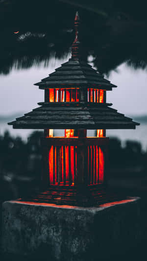雨夜中發光的紅色木製燈籠。
