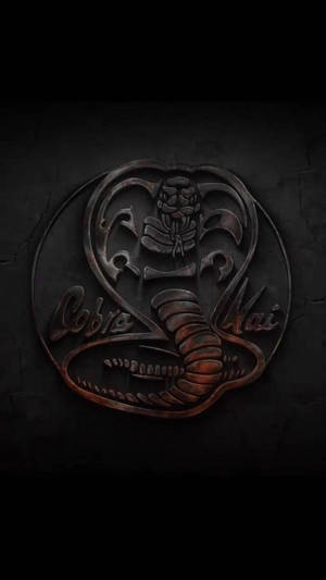 Cobra Kai 標誌以金屬雕刻在破裂的牆上