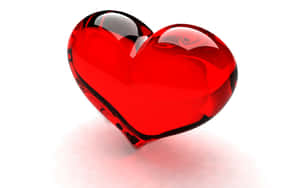 白色背景上帶有柔和陰影的亮面紅色玻璃心。