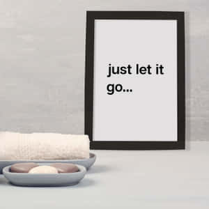 裱框語錄 just let it go 旁邊是浴室毛巾和肥皂碟。 — 語錄 壁紙