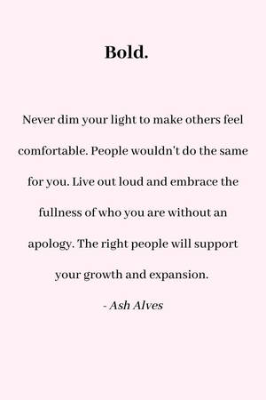 Ash Alves 在粉紅色背景上關於自我表達和真實性的粗體語錄。