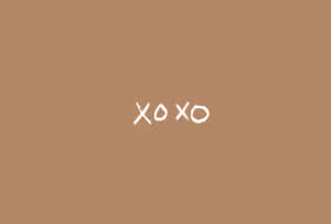 純棕色背景上的手寫 xoxo 文字