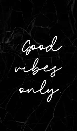 黑色大理石背景，帶有白色草書文字寫著 good vibes only。 — Galaxy Tab A11 壁紙