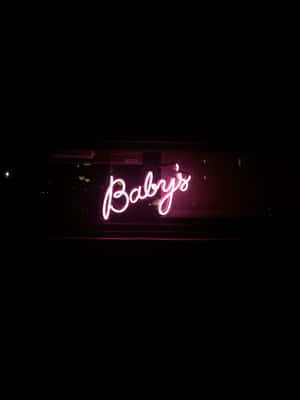 在黑暗中夜晚的粉紅色霓虹燈牌，上面寫著Baby's。