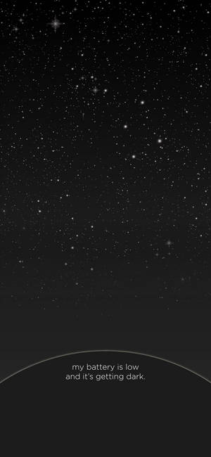 帶有彎曲地平線和電池電量低文字的星空。