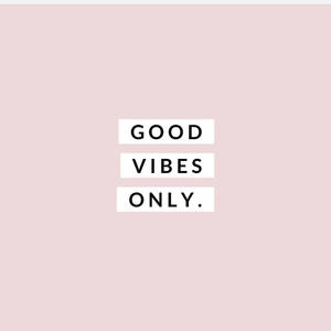粉紅背景上以粗體黑色文字呈現的 good vibes only 勵志語錄。