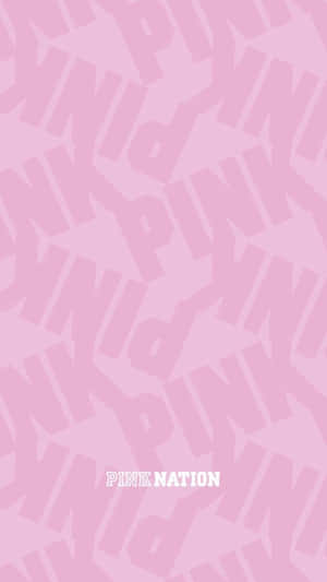 粉紅色背景，帶有對角線重複的「PINK」文字和「PINK NATION」標誌。