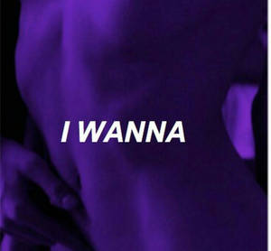 紫色燈光下的人體軀幹，顯示文字 I WANNA。