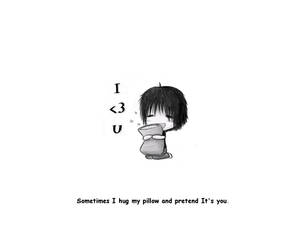 Q版動漫角色抱著帶有「I <3 U」文字的枕頭，表達對某人的思念。