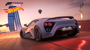 銀色跑車在日落時分的賽道上奔馳，帶有Hot Wheels和Forza Horizon 3品牌標識。