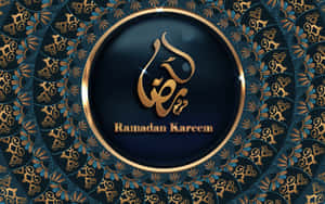 在深藍色圖案背景上以金色阿拉伯文字呈現的 Ramadan Kareem 祝福語。