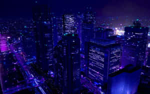 未來城市天際線夜景，摩天大樓和街道上閃爍著藍色和紫色的霓虹燈。