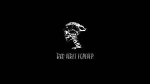 一個白色骷髏頭，脖子上纏著一條蛇，背景為黑色，帶有文字。 — 氛圍 GIF 壁紙