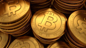 特寫堆疊的金色比特幣硬幣，帶有浮雕符號。