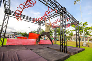 運動員戴住口罩喺草地上嘅紅色障礙賽道前進 — 運動 壁紙