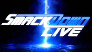 在深色六邊形背景上帶有電光藍色閃電效果的SmackDown Live標誌。