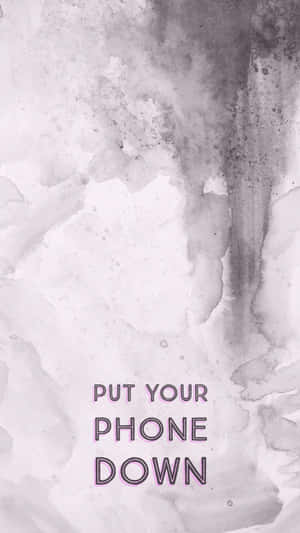 極簡水彩抽象背景，帶有紫色輪廓文字，內容為 put your phone down。