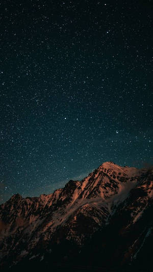 星空下積雪的山脈