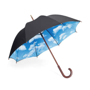 黑色雨傘，內部有天空和雲朵圖案，彎曲木手柄。 — 雨 壁紙
