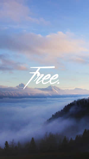 黎明時分雲海上的山峰，天空中以白色字體寫著Free。