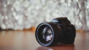 黑色 Nikon 相機在木頭上，背後有閃爍燈光