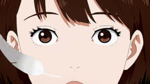 動漫女孩，有棕色眼睛和臉頰附近的一片白色羽毛。