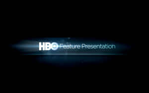 黑色背景上帶有藍色光芒的 HBO Feature Presentation 標誌