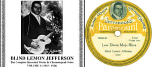 Blind Lemon Jefferson 喺佢 Paramount 唱片標籤旁邊揸住結他。