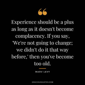 黑色背景上帶有金色點綴的Marv Levy簡約引言。