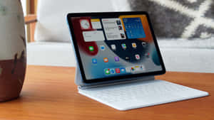 客廳中木桌上陶瓷花瓶旁的白色iPad連鍵盤保護套。