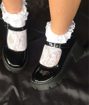 腳穿黑色厚底瑪麗珍鞋和白色蕾絲襪，置於深色布料上。