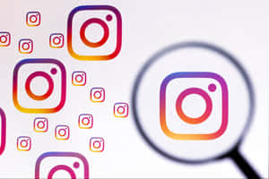 放大鏡突出顯示Instagram標誌，帶有浮動的應用程式圖標。