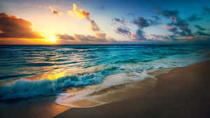 海洋上的夕陽，海浪沖刷沙灘