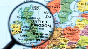 放大鏡突出歐洲地圖上的英國。 — 城堡 壁紙