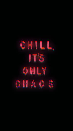 黑色背景上寫著 chill it's only chaos 的紅色霓虹燈標誌